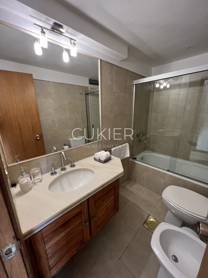 Apartamento ID.1175 - Alquiler anual y venta apartamento 3 dormitorios y dependencia con vista al mar en zona shopping