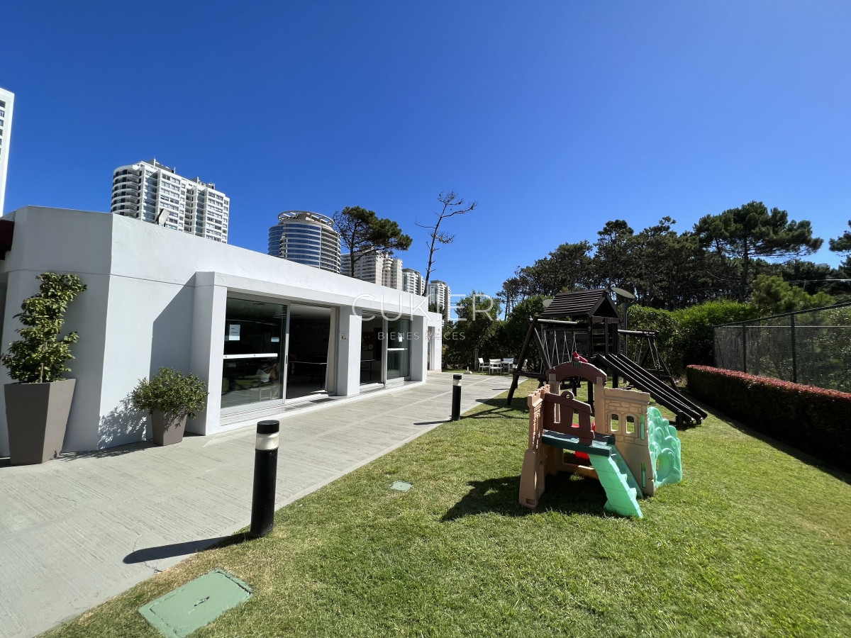 Apartamento ID.2063 - Venta apartamento 2 dormitorios en edificio de categoría en Playa Mansa Punta del Este