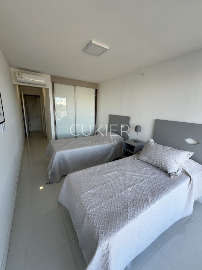 Apartamento ID.2739 - Venta y alquiler temporal de apartamento 3 dormitorios en edificio de categoría Punta del Este