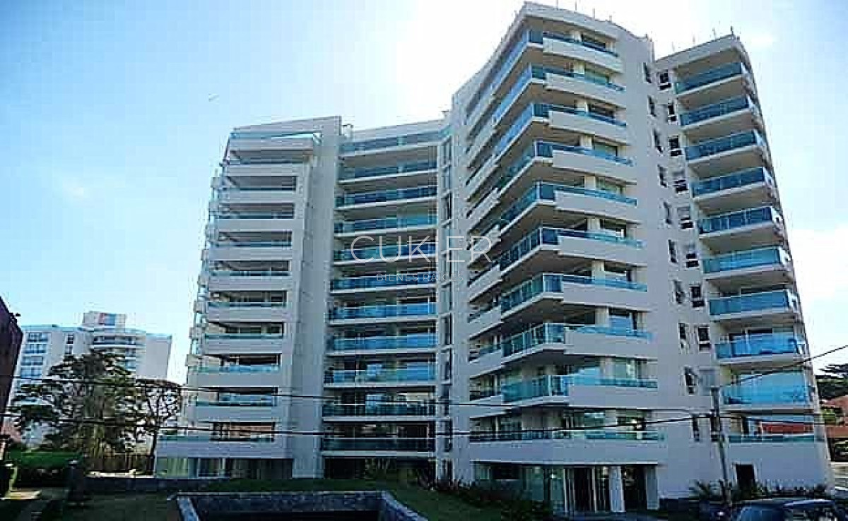 Apartamento ID.3537 - Venta apartamento 3 dormitorios y dependencia en Playa Brava a 100 m del mar 