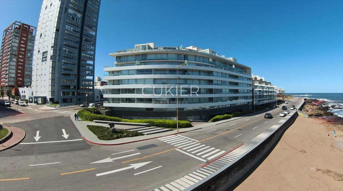 Apartamento ID.1374 - Alquiler anual y venta de hermoso apartamento primera linea en Playa Brava Punta del Este