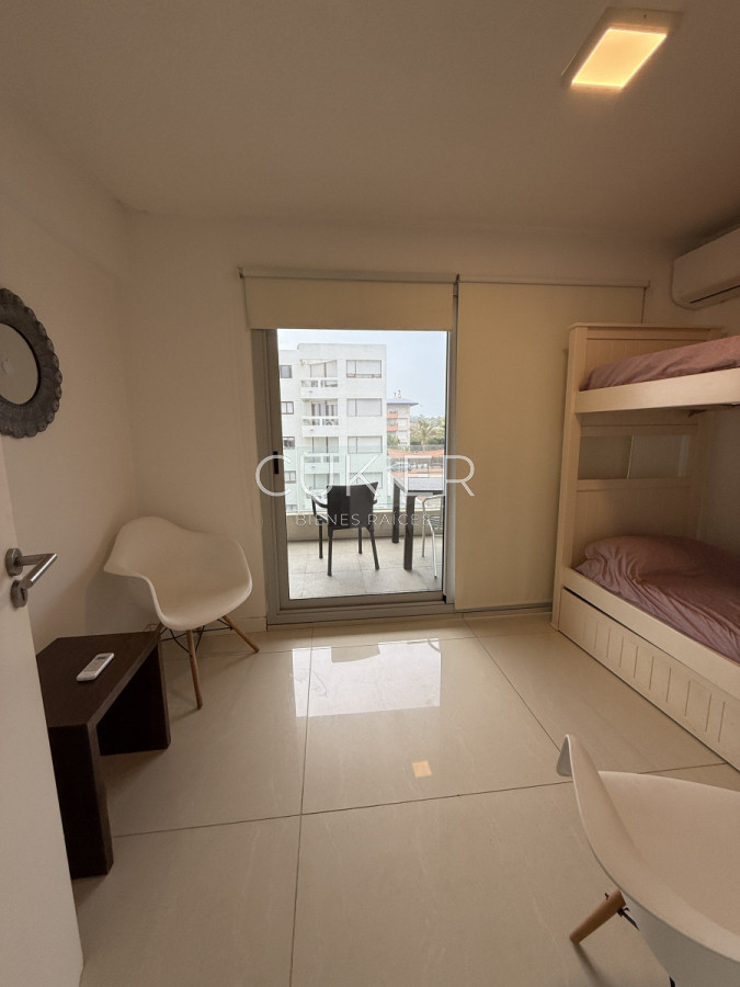 Apartamento ID.4547 - Alquiler anual e invernal de apartamento 3 dormitorios con palillero propio frente al mar en playa mansa 