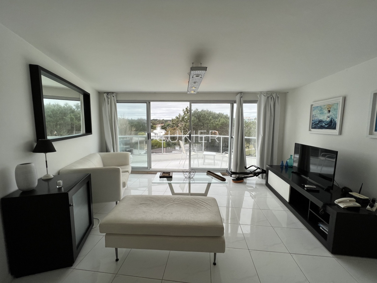 Apartamento ID.2251 - Venta de apartamento penthouse 2 dormitorios frente al mar con parrillero de uso privado Playa Mansa 