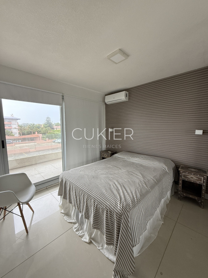 Apartamento ID.4547 - Alquiler anual e invernal de apartamento 3 dormitorios con palillero propio frente al mar en playa mansa 