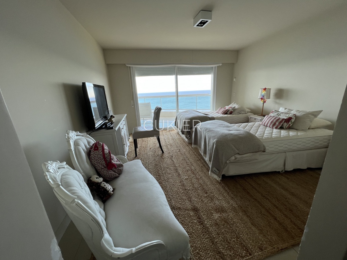 Apartamento ID.871 - Venta espectacular apartamento 4 suites en torre de categoría Aquarela Playa Mansa Punta del Este