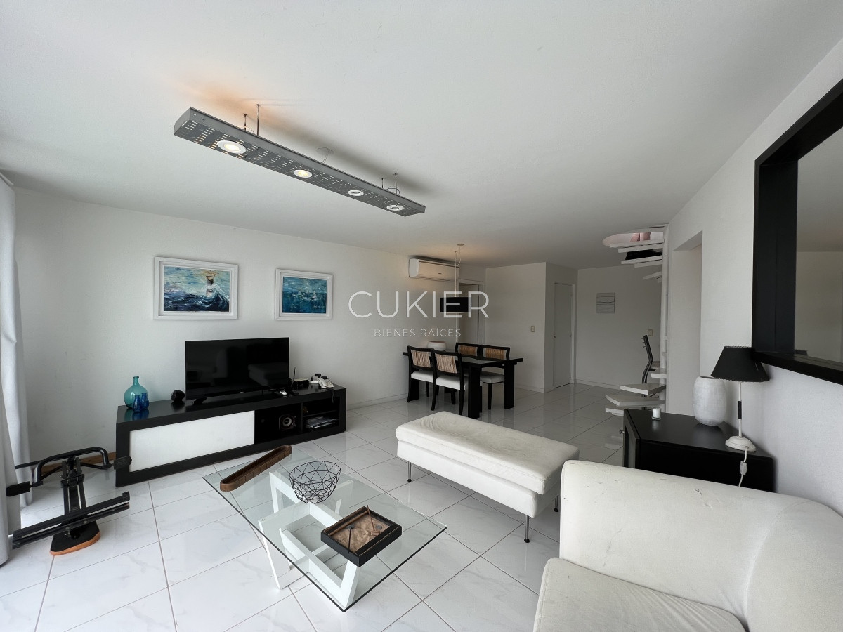 Apartamento ID.2251 - Venta de apartamento penthouse 2 dormitorios frente al mar con parrillero de uso privado Playa Mansa 