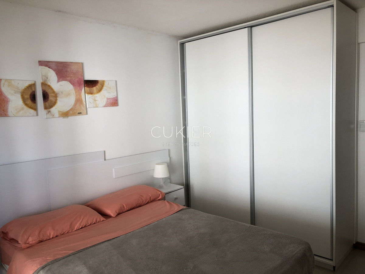 Apartamento ID.216 - Alquiler anual de penthouse 1 dormitorio con terraza y parrillero propio en primera linea frente al mar playa mansa