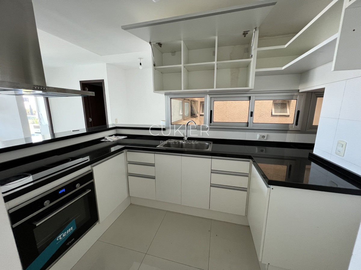 Apartamento ID.1540 - Alquiler anual y venta apartamento 1 dormitorio en primera linea frente al mar Playa Mansa Punta del Este