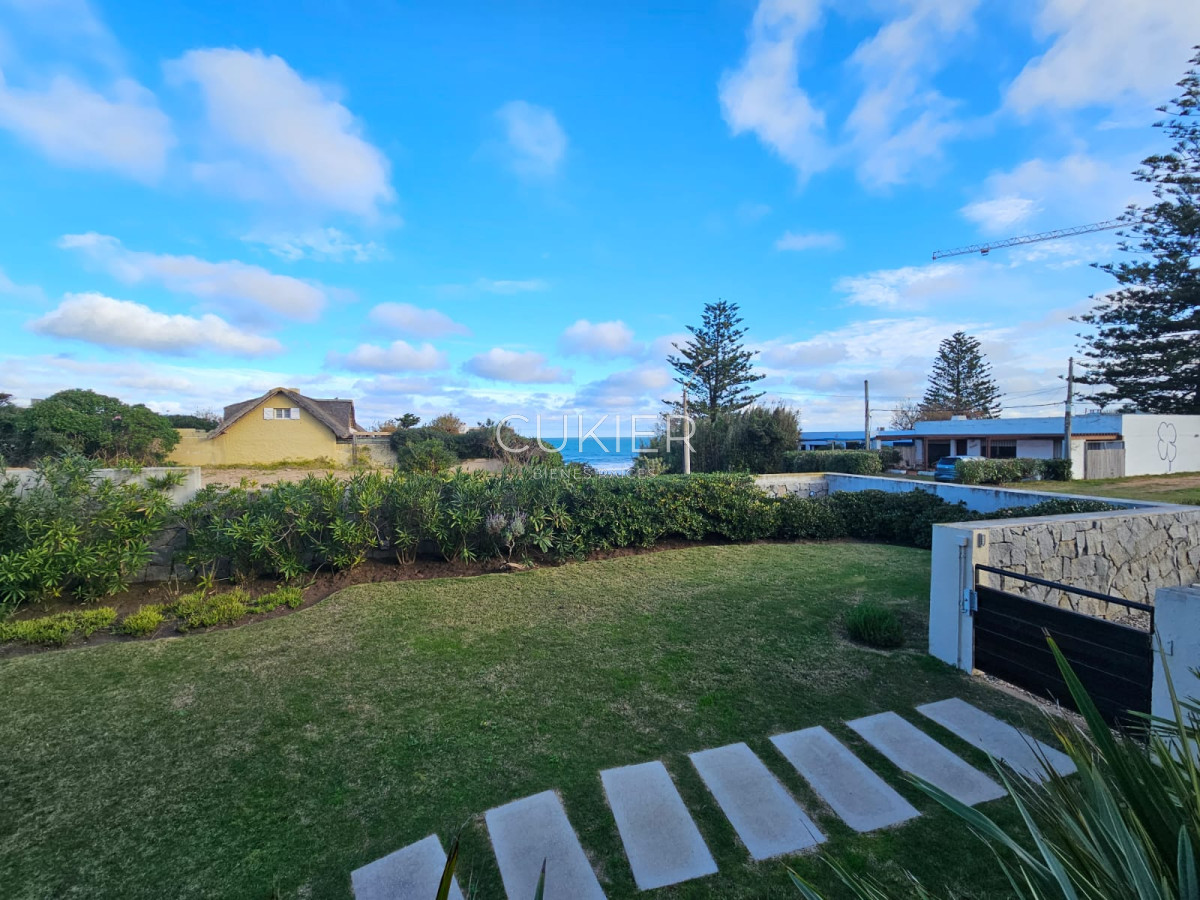 Apartamento ID.2064 - Alquiler anual de apartamento 2 dormitorios con parrillero propio en la Barra Punta del Este