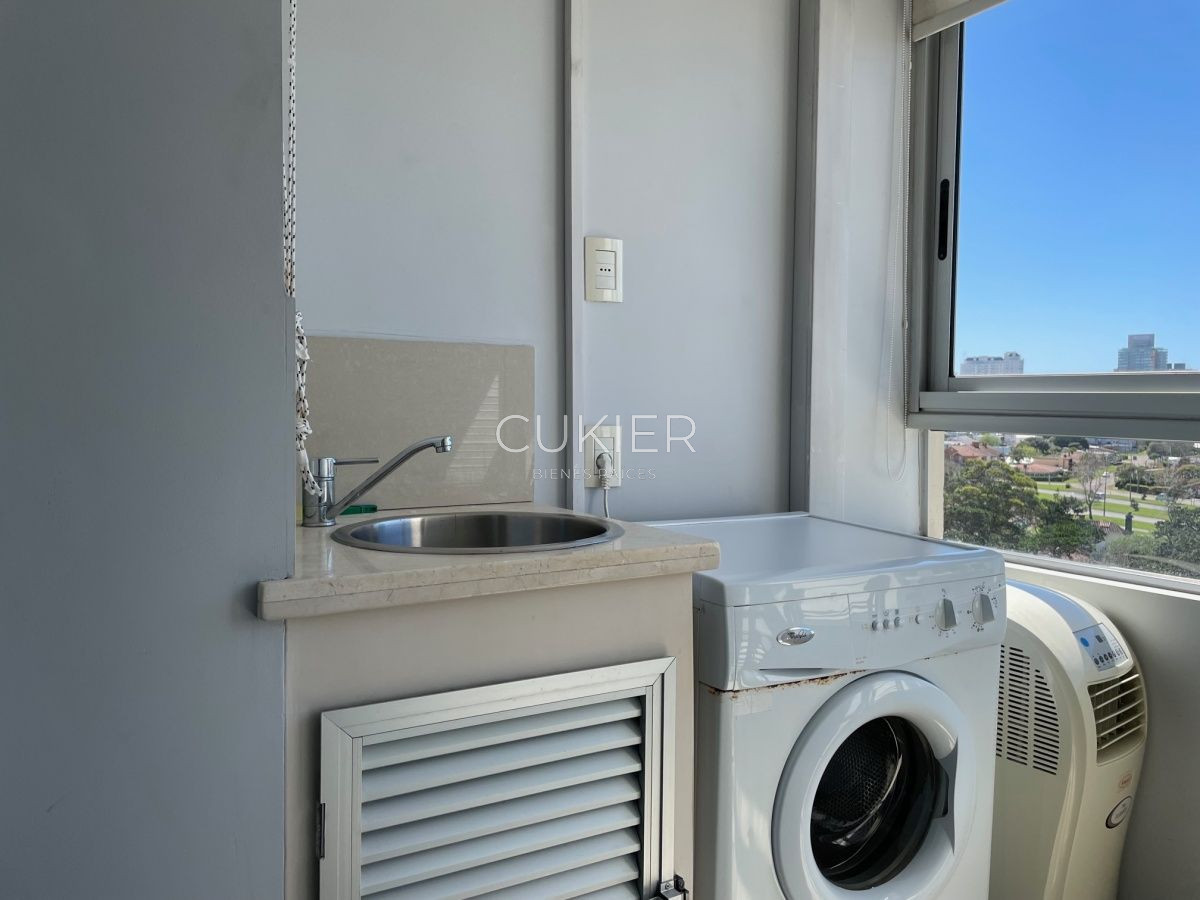 Apartamento ID.1432 - Alquiler anual apartamento 2 dormitorios en torre de categoría Punta del Este