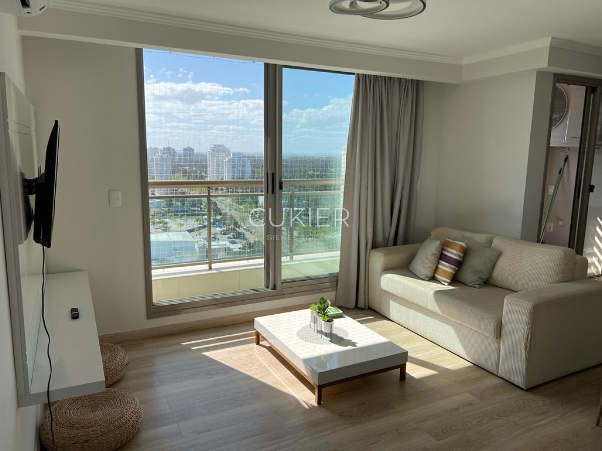 Apartamento ID.1668 - Alquiler anual de apartamento 1 dormitorio en edificio full servicios en Punta del Este 