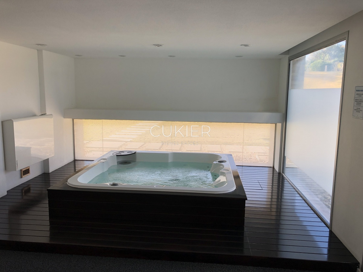 Apartamento ID.352 - Venta apartamento penthouse de 3 dormitorios en primera linea Playa Mansa Punta del Este