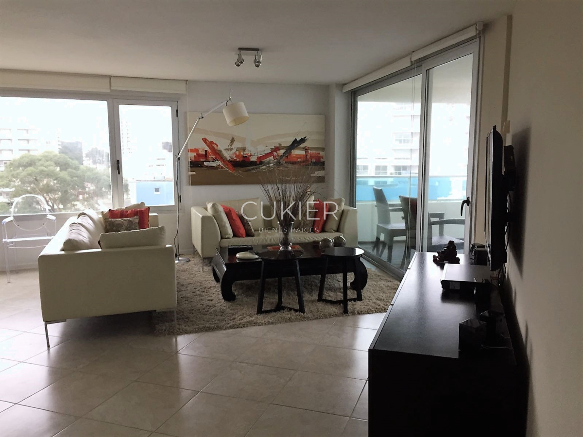 Apartamento ID.3537 - Venta apartamento 3 dormitorios y dependencia en Playa Brava a 100 m del mar 