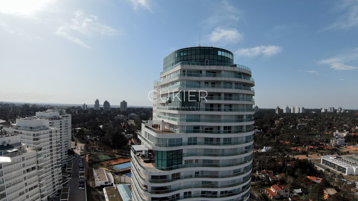 Apartamento ID.871 - Venta espectacular apartamento 4 suites en torre de categoría Aquarela Playa Mansa Punta del Este