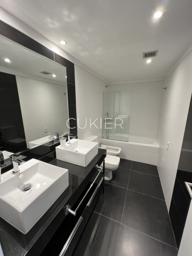 Apartamento ID.2739 - Venta y alquiler temporal de apartamento 3 dormitorios en edificio de categoría Punta del Este