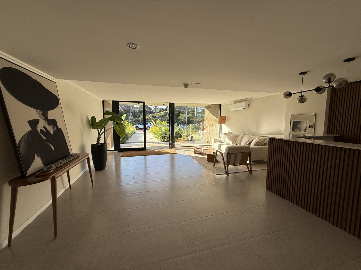 Apartamento ID.4946 - Alquiler anual apartamento 2 dormitorios frente al mar en playa mansa Pinares