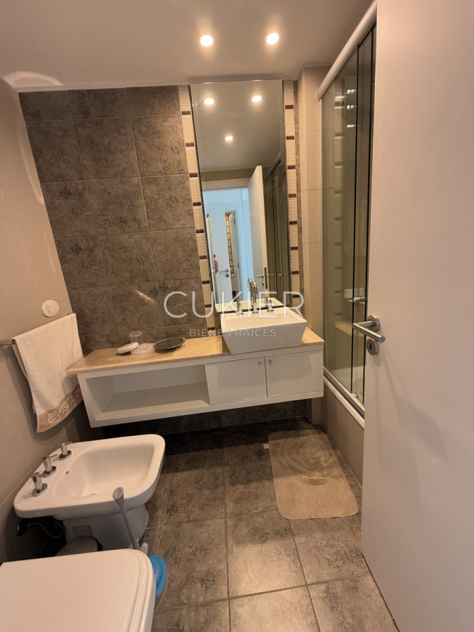 Apartamento ID.3395 - Alquiler invernal de hermoso apartamento de 2 dormitorios con vista al mar en playa mansa edificio full amenities