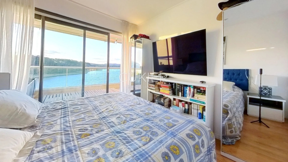 Apartamento ID.2611 - Venta de espectacular duplex penthouse en Terrazas de la Laguna primera linea Playa Mansa de 3 suites