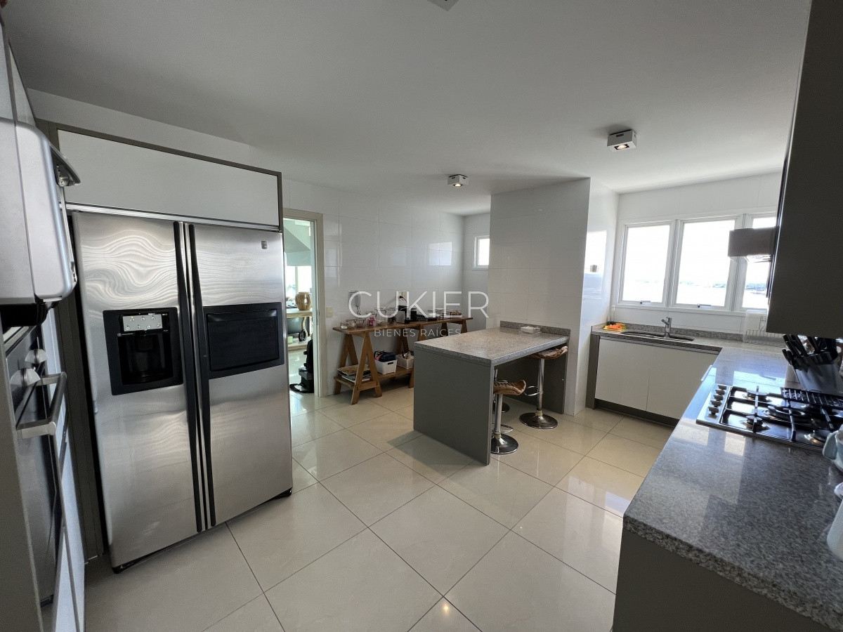 Apartamento ID.871 - Venta espectacular apartamento 4 suites en torre de categoría Aquarela Playa Mansa Punta del Este