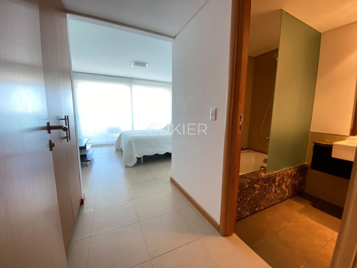 Apartamento ID.2723 - Alquiler temporada departamento 3 suites en primera linea playa brava frente al mar en edificio de categoría 