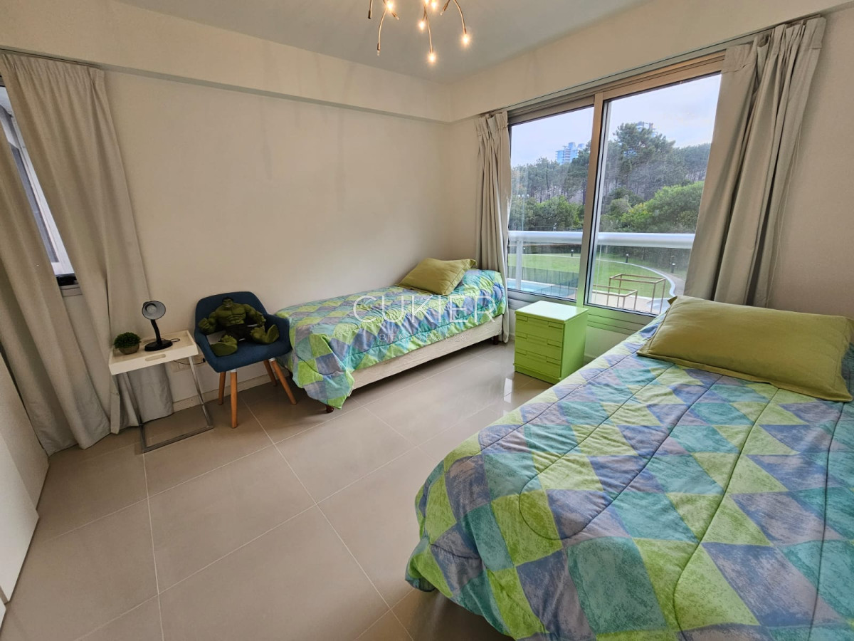 Apartamento ID.2063 - Venta apartamento 2 dormitorios en edificio de categoría en Playa Mansa Punta del Este