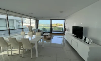 Venta hermoso departamento 3 suites en primera linea Playa Brava torre de categoría