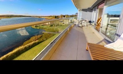 Venta de espectacular duplex penthouse en Terrazas de la Laguna primera linea Playa Mansa de 3 suites