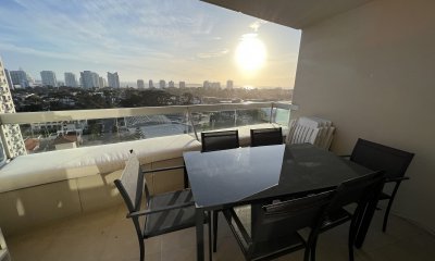 Alquiler anual y venta apartamento 3 dormitorios y dependencia con vista al mar en zona shopping