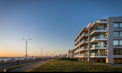 Venta de apartamento 1 dormitorio en primera linea mansa edificio Sea Breezes