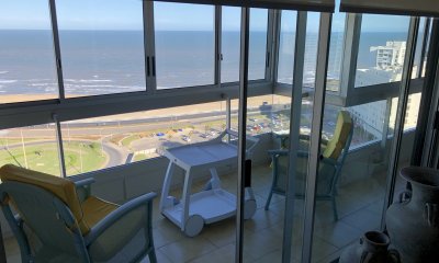 Alquiler anual y venta de apartamento 3 dormitorios en edificio El Torreon Punta del Este