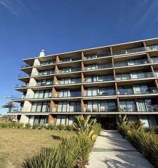 Alquiler anual apartamento 2 dormitorios frente al mar en playa mansa Pinares