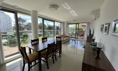 Alquiler de temporada y venta de apartamento 2 dormitorios en edificio de categoría Playa Brava