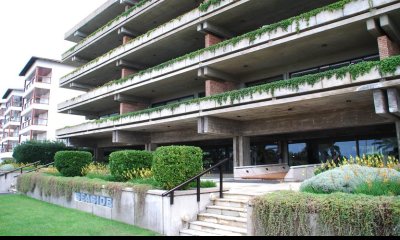 Alquiler anual y venta apartamento 3 dormitorios frente al mar en playa brava Punta del Este