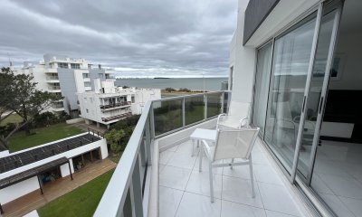 Venta de apartamento penthouse 2 dormitorios frente al mar con parrillero de uso privado Playa Mansa