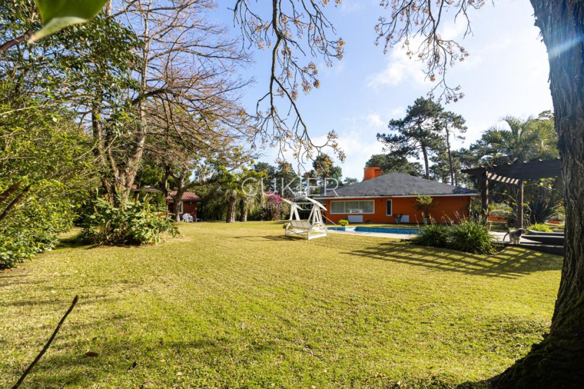 Casa ID.1778 - Alquiler anual y venta de espectacular casa de 5 dormitorios y piscina en cantegril Punta del Este