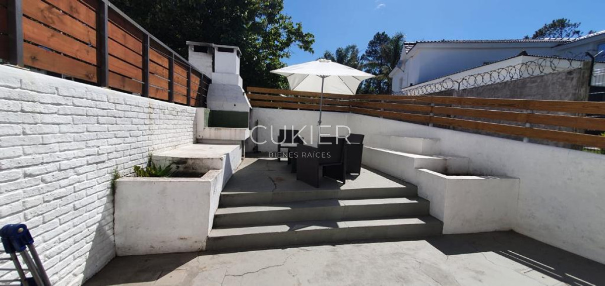 Casa ID.3312 - Alquiler anual de casa 2 dormitorios y medios a 1 cuadra del mar en playa mansa con patio y parrillero