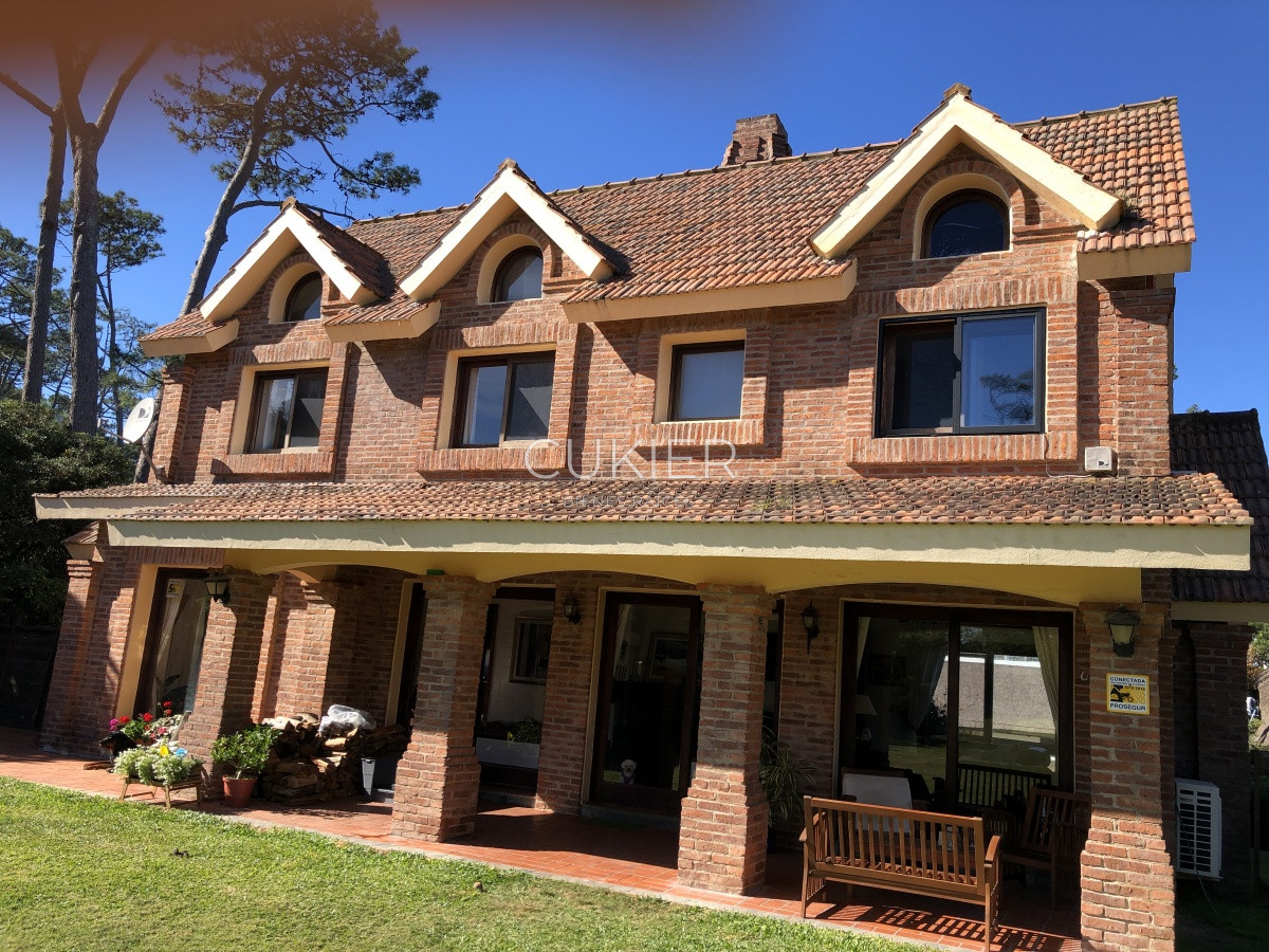 Casa ID.249 - Alquiler de temporada de espectacular casa de 4 dormitorios en Pinares Punta del Este 