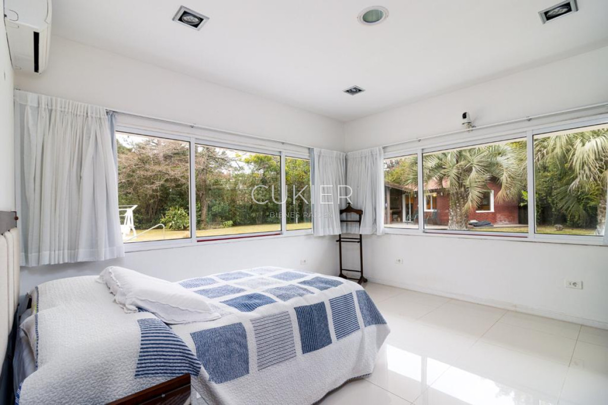 Casa ID.1778 - Alquiler anual y venta de espectacular casa de 5 dormitorios y piscina en cantegril Punta del Este