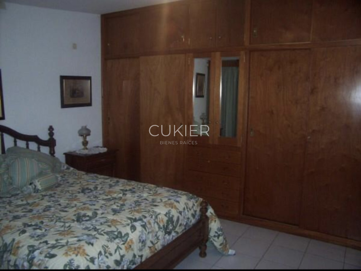 Casa ID.3701 - VENTA de casa con gran terreno al frente 4 dormitorios en zona de colegios.