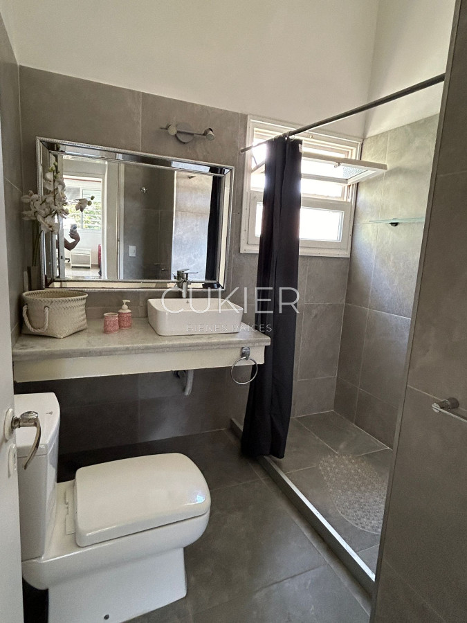 Casa ID.3312 - Alquiler anual de casa 2 dormitorios y medios a 1 cuadra del mar en playa mansa con patio y parrillero