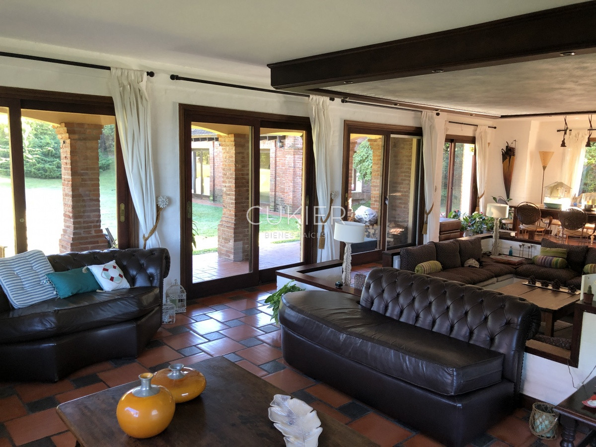 Casa ID.249 - Alquiler de temporada de espectacular casa de 4 dormitorios en Pinares Punta del Este 