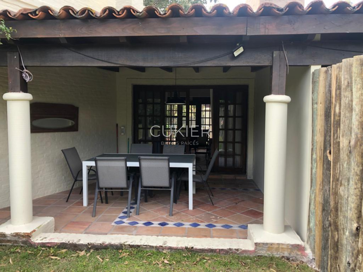 Casa ID.2180 - Casa en alquiler anual, 3 dormitorios, 2 baños en San Rafael.