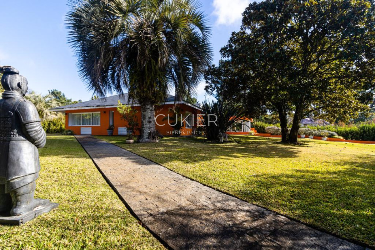 Casa ID.1778 - Alquiler anual y venta de espectacular casa de 5 dormitorios y piscina en cantegril Punta del Este