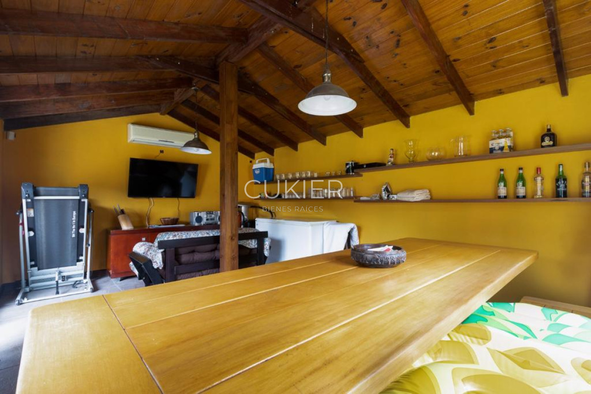 Casa ID.1778 - Alquiler anual y venta de espectacular casa de 5 dormitorios y piscina en cantegril Punta del Este