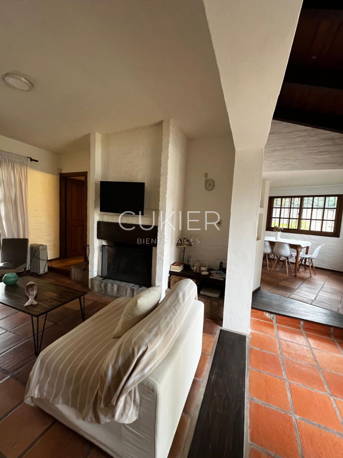 Casa ID.2180 - Casa en alquiler anual, 3 dormitorios, 2 baños en San Rafael.