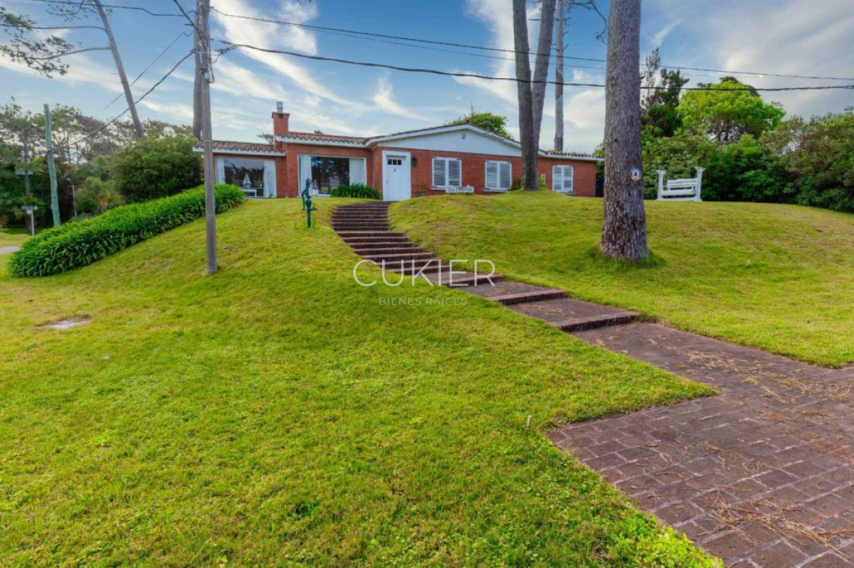 Casa ID.2697 - Alquiler anual y temporada de casa 4 dormitorios en San Rafael con piscina a 200 m de playa brava