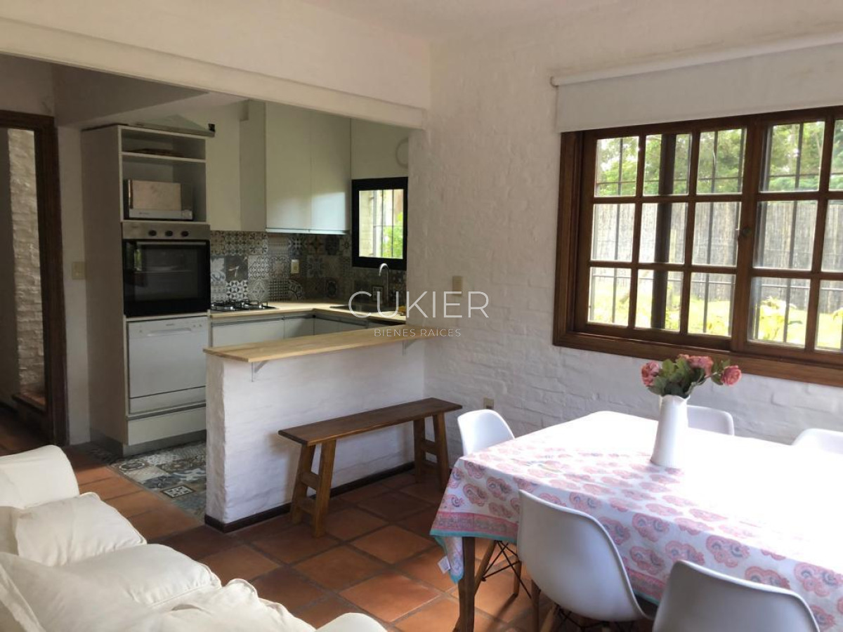 Casa ID.2180 - Casa en alquiler anual, 3 dormitorios, 2 baños en San Rafael.