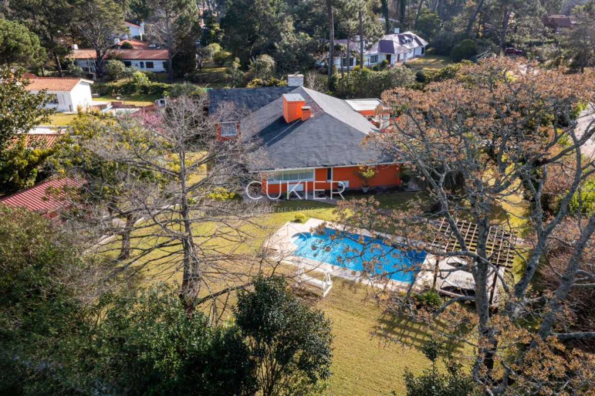 Casa ID.1778 - Alquiler anual y venta de espectacular casa de 5 dormitorios y piscina en cantegril Punta del Este
