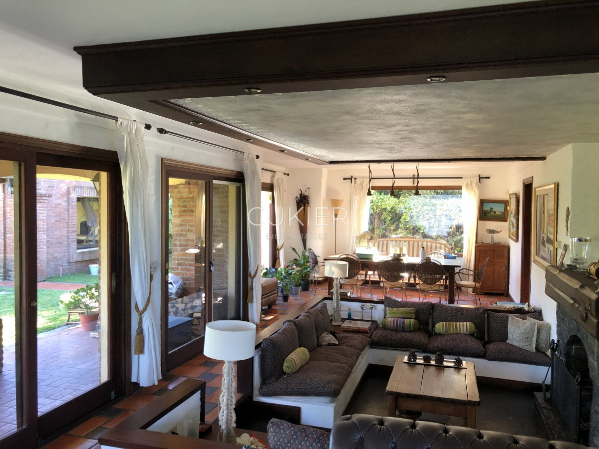 Casa ID.249 - Alquiler de temporada de espectacular casa de 4 dormitorios en Pinares Punta del Este 