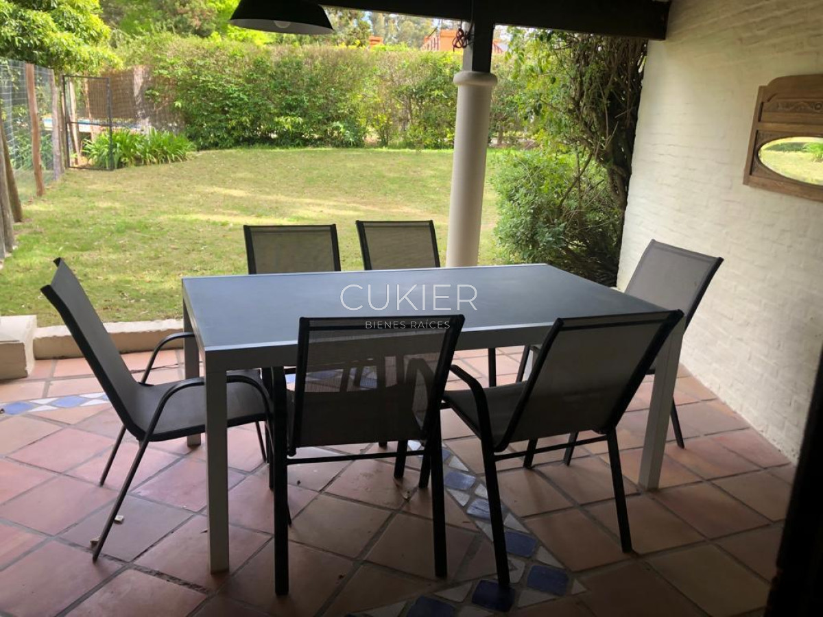 Casa ID.2180 - Casa en alquiler anual, 3 dormitorios, 2 baños en San Rafael.